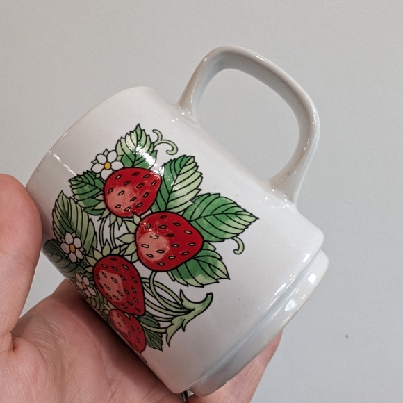 Vintage Japanese strawberry mug - Picture 5 of 5